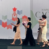 Под бурные урные аплодисменты Маргарита покинула сцену. :: Татьяна Помогалова Под бурные урные аплодисменты Маргарита покинула сцену. :: Татьяна Помогалова