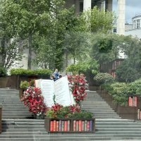 В Москве. Инсталяция "Книжный сад" около РГБ :: Ирэн 