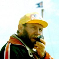 Что папиросы, что озеро -  всё равно БАЙКАЛ :: Владимир Максимов