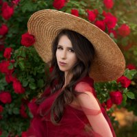Мария с розами в изысканном образе со шляпой :: Viktoria Anufrieva Мария с розами в изысканном образе со шляпой :: Viktoria Anufrieva