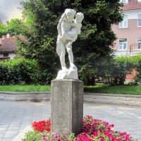 Девочка с ребенком, переходящая через ручей :: Сергей Карачин
