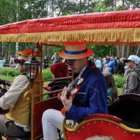 "Мышенариум" движется по аллее парка, увлекая за собой зрителей :: Татьяна Машошина "Мышенариум" движется по аллее парка, увлекая за собой зрителей :: Татьяна Машошина