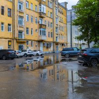 Во дворе дома после дождя :: Александр Синдерёв