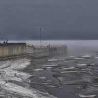 Туман на Волге после весеннего дождя :: Александр Лисовский