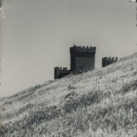 Вешний день в Генуэзской крепости. :: Анатолий Щербак