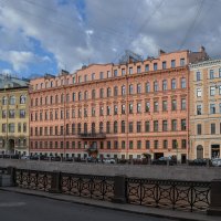 Набережная Мойки 40 (в центре на фото яркий дом) :: Татьяна Машошина Набережная Мойки 40 (в центре на фото яркий дом) :: Татьяна Машошина