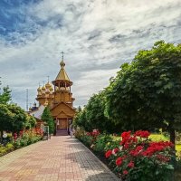 Цветочная дорожка к храму :: Игорь Сарапулов Цветочная дорожка к храму :: Игорь Сарапулов