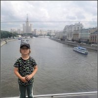 Тимофей на парящем мосту парка "Зарядье" :: Ольга Довженко