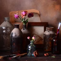Со старыми бутылками и книгой. :: Оксана Евкодимова