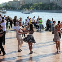 танцы у реки :: Олег Лукьянов