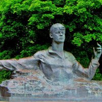 ...памятник Сергею Есенину близ Рязанского кремля...