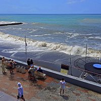 Море волнуется.