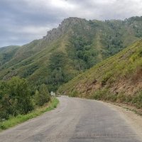 Дорога в горах Восточного Казахстана .