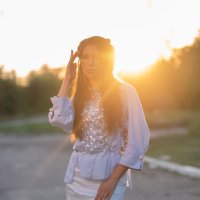 Загорелая Мария в закатных лучах