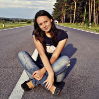 Сидя на белой полосе....