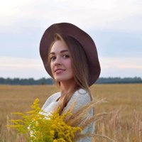 Девушка в красивой улыбкой.