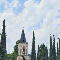 Монастырь Бодбе, Церковь святой Нины и колокольня, город Сигнахи в восточной Грузии