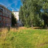 В старом уличном дворе