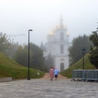 Город накрыл утренний туман.