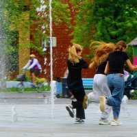 ..подростковые  игры с фонтаном в городском парке.. :: galalog galalog
