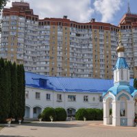 Водосвятная часовня на территории Успенского храма и семинарские корпуса. :: Татьяна Машошина
