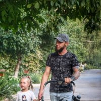 Из серии Босоногое детство.Прогулка с папой :: Мариша Тим Из серии Босоногое детство.Прогулка с папой :: Мариша Тим