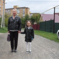 Лариса идёт в 1 класс.