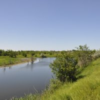 У река.