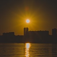 Это одинокий свет ,зовущий за собой...