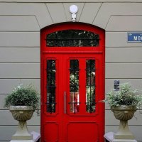 Красная дверь