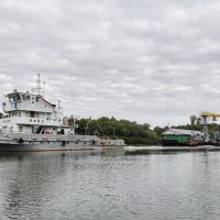Теплоход тянет земснаряд по Оке :: Валерий Судачок Теплоход тянет земснаряд по Оке :: Валерий Судачок