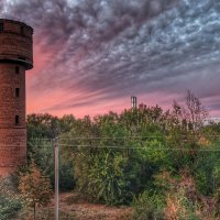 Розовый закат у заброшенной башни