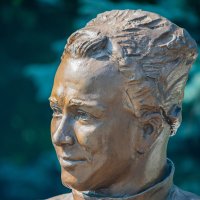памятник "Аркадию Гайдару и тимуровцам". город Курск