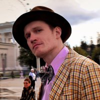 Пиджак в клетку — пиджак в историю. А шляпа — для создания образа 