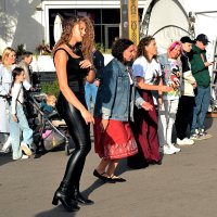 Кто-то в майке, кто-то в куртке — межсезонье в городе.