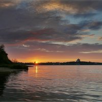 Закат красит Волгу и небеса