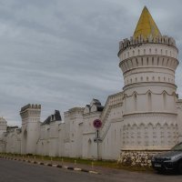 Стены старинные, в камне — века,
