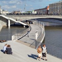 Мост вдоль реки.
