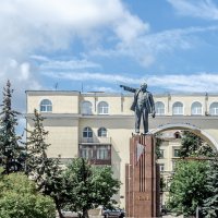 Во-о-он там...
