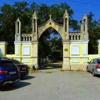 Феодосия. Ворота Первого городского кладбища.