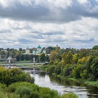 г. Торжок. р. Тверца и купола храмов над ней.