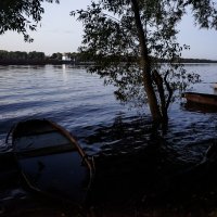 Баржа в сумерках