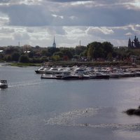 Осенний бриз в заливе смуту вносит