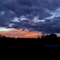 горит закат вечерний