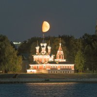 Нисходящая Луна над Церковью царевича Димитрия на Крови