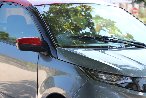 Позади него не означает передо мной