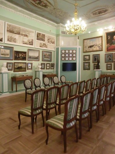 2. уютный зал встреч с художниками, писателями....