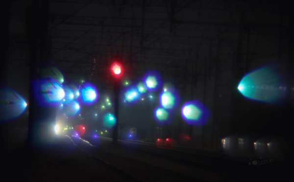 Оптический эксперимент в ночном городе Железнодорожный