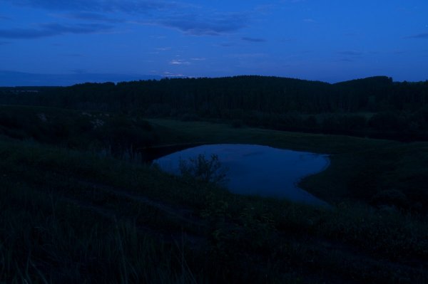 Вот первые лучи луны, позолотили кромку облаков...