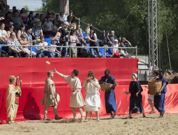 Раздача хлеба зрителям Раздача хлеба зрителям